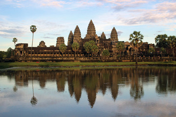 Obraz premium The view around Angkor Wat and its reflection. An essential destination in South East Asia
