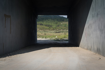 Obraz premium Wyjście z betonowego tunelu, z miasta na przyrodę