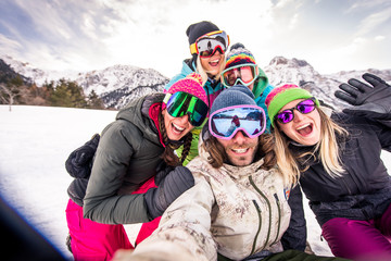 Group of snowboarders on winter holiday - obrazy, fototapety, plakaty