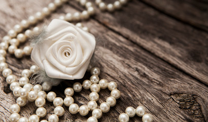 Fototapeta na wymiar rose blanche et guirlande de perle 