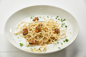 clams spaghetti on white ceramic plate