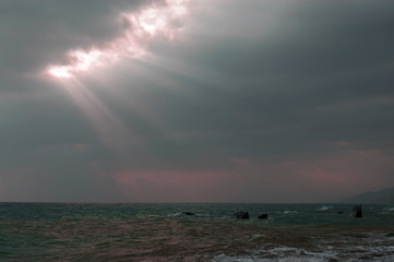 Rayos de sol entre las nubes 