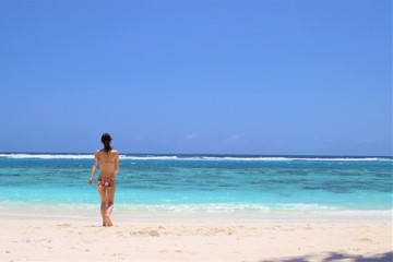 Fototapeta na wymiar Woman at Beautiful beach in Maldives