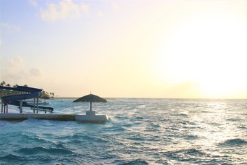 Fototapeta na wymiar モルディブの海に沈む夕日