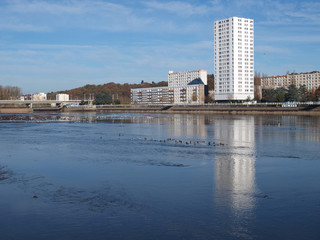 Ville de Vichy dans l'Allier. La cité des Ailes dominant l'allier et le parc du centre omnisports