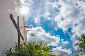 iglesia con rayos de luz y cielo azul