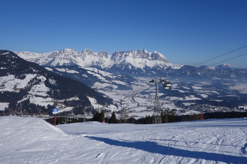 Fototapeta na wymiar Tiroler Bergwelt im Winter