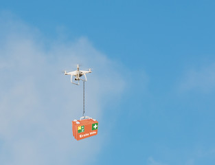 Drohne fliegt mit einem Erste Hilfe Koffer zum Einsatzort 