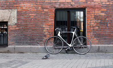 Fototapeta na wymiar Brick wall with bicycle 