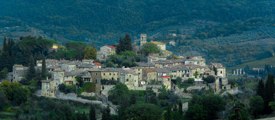 Obraz premium Borgo di Montefioralle, Greve in Chianti, Firenze, Toscana, Italia, in una giornata nuvolosa, borgo medievale 