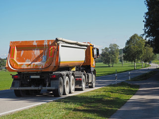 LKW Kipper auf Landstraße