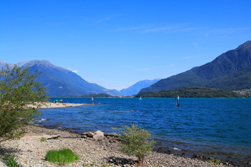 Ufer und Strand vonDongo, Ortsteil von Gravedona, mit Blick über den See, in Richtung Colico