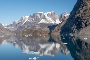 Berge spiegeln sich im Skoldungensund in Ost-Grönland