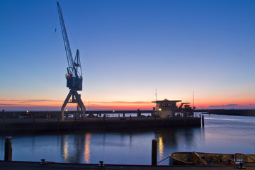 Obraz premium Harlingen Hafen am Abend