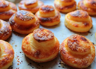 freshly baked rolls from cottage cheese