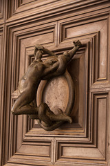 Escultura en hierro en llamador de puerta.