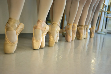 eine Reihe auf Spitzen stehenden Beine Ausschnitt beim Balletttraining © Petra