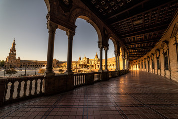 Fototapeta premium Plaza de España w Sewilli (Sewilla) w Hiszpanii o zachodzie słońca