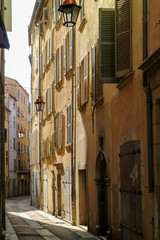 Rue ensoleillée dans un vieille ville en provence