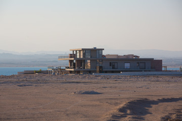Fototapeta na wymiar Villa in der Wüste