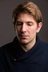 Obraz premium Portrait of handsome man against gray background