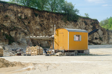 Bauwagen im Steinbruch
