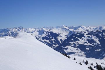 Fototapeta na wymiar Schneebedeckte Gipfel