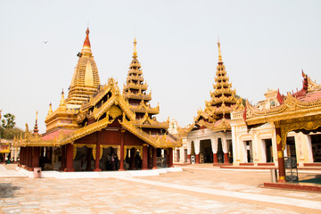 Fototapeta premium Amazing golden temple in Bagan, a historical site in Myanmar 