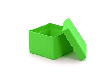 Grüner Pappkarton mit Deckel vor weißem Hintergrund