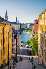 Smalle straattrap naar beneden naar het Mälarenmeer, Stockholm, Zweden