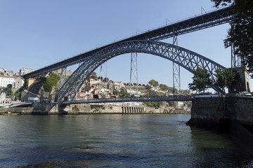 Fototapeta na wymiar dom luis bridge over the douro river in porto