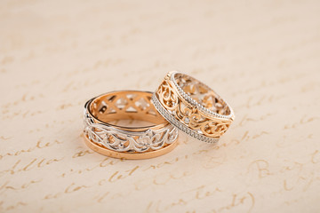 Pair of pink gold and white gold ring with floral pattern