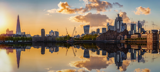 Obraz premium Panorama der Skyline von London während eines goldenen Sonnenunterganges im Herbst, Großbritannien