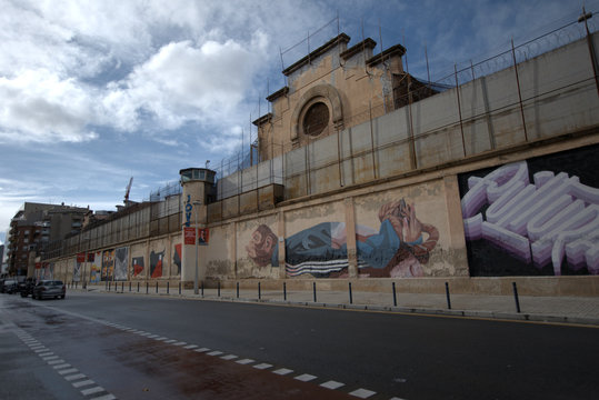 Murales y grafitis en el muro exterior de la antigua cárcel modelo de Barcelona