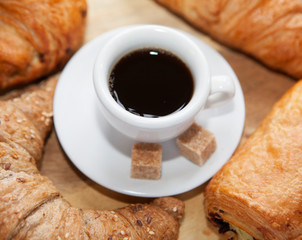 viennoiseries et café noir