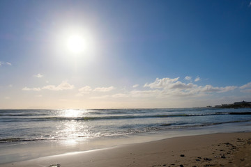 Fototapeta na wymiar Beach and see horizon view with bright sun