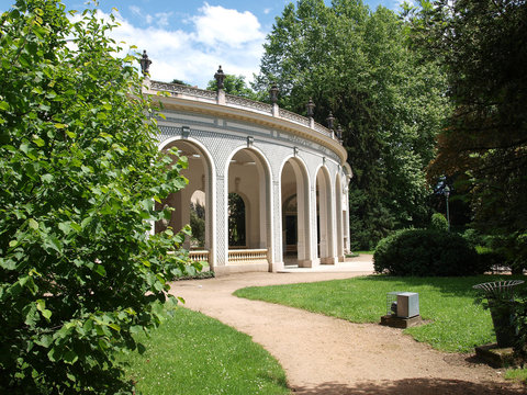 Ville de Vichy dans l'Allier. Parc et source des C&eacute;lestins