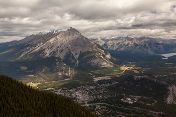 Fototapeta premium Summer birdview of Cascade Mountain and the city of Banff Alberta from the summit of Sulphur Mountain in Banff National Park in Alberta