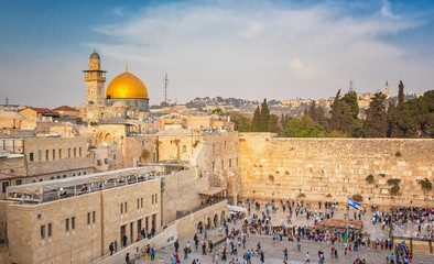 Fototapeta premium Wzgórze Świątynne - Ściana Płaczu i Złoty Meczet Kopuły na Skale na starym mieście w Jerozolimie, Izrael
