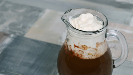 Горячий шоколад со сливками на завтрак