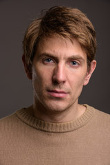 Obraz premium Portrait of handsome man against gray background