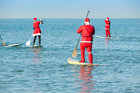 Babbo Natale che pratica il sup 