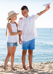 two children pointing beach