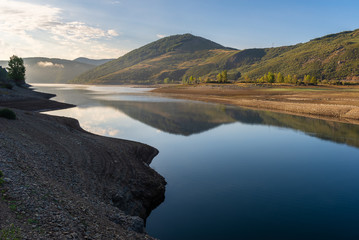 Obraz premium Camporredondo reservoir, Cardano de Abajo, Palencia, Spain