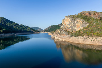 Fototapeta na wymiar Camporredondo reservoir near Alba de los Cardanos, mountains of Palencia, Spain
