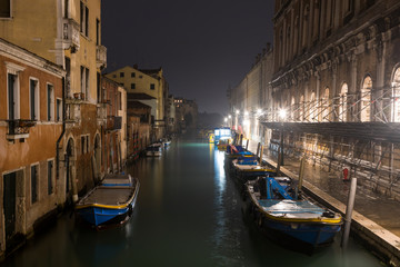 Fototapeta na wymiar Glimpse of Venice by night