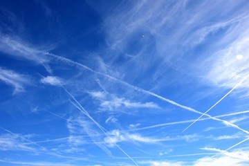 Fluglinien am Himmel, Kondensstreifen Flugzeug