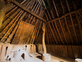 竪穴式住居の内部