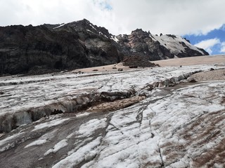 Fototapeta na wymiar glacier mountains in winter