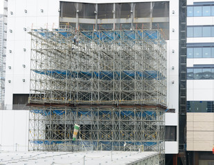 建設現場に組まれた仮設の足場